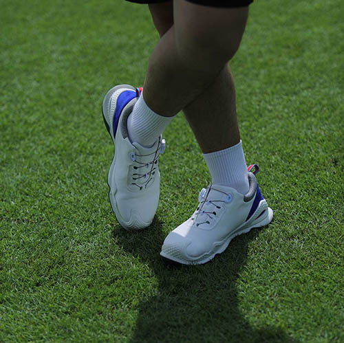 选择你喜欢的高尔夫球鞋